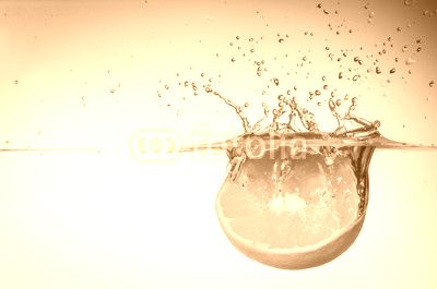 orange im wasser