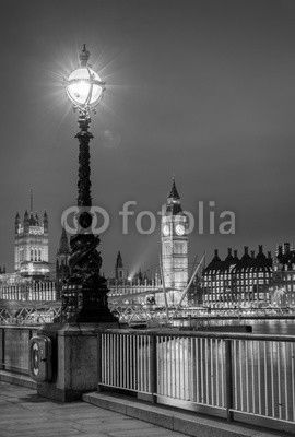 Big Ben und Westminster bei Nacht gesehen von der Southbank in London