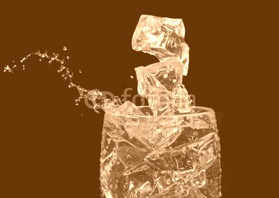 Wasserglas mit Eis -Splash