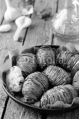 Roasted potatoes with garlic and herbs