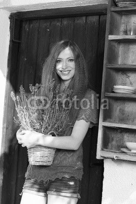 Rothaarige Frau mit Lavendel pflanze im Topf