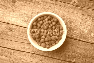 Allspice in white bowl