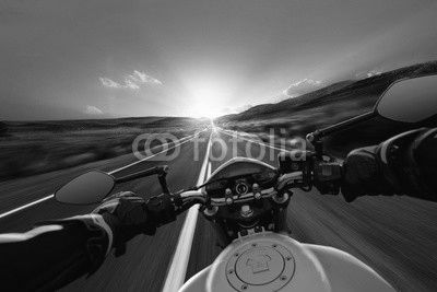Motorrad auf Landstraße