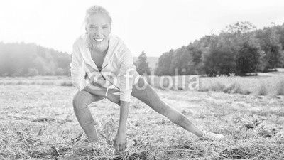 Junge Frau beim Stretching vor Jogging