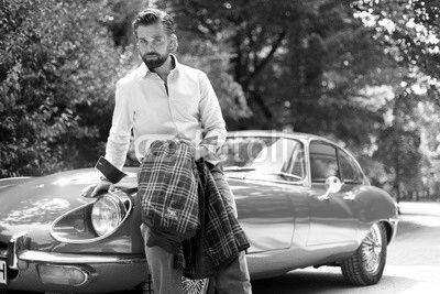 Mann am Oldtimer
