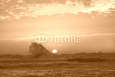 coucher de soleil sur la mer agitée