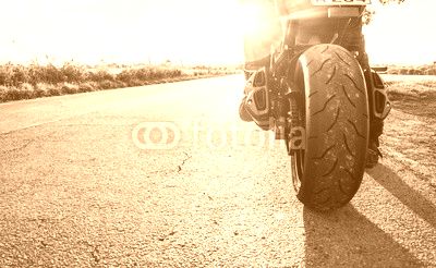 Motorrad fahren auf Landstrasse im Sonnenlicht