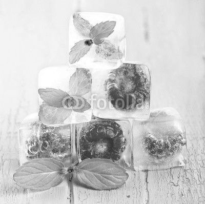 Eiswürfel mit Himbeeren