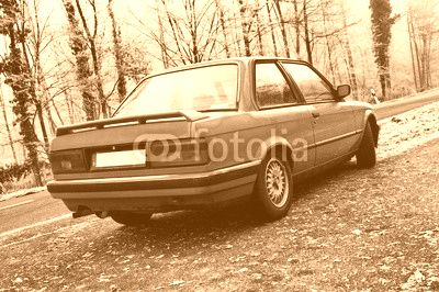 roter Oldtimer in Winter Landschaft