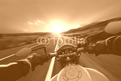 Motorrad auf Landstraße