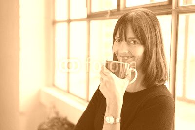 glückliche frau mit einer tasse tee