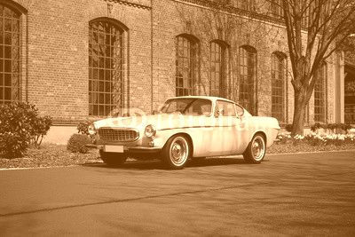 Oldtimer Schönheit vor Backsteingebäude