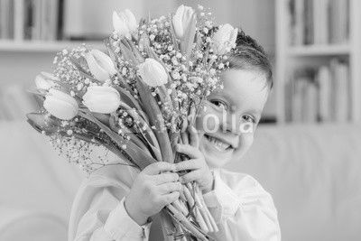 kleiner junge mit tulpenstrauß zum muttertag