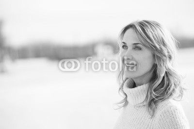 portrait de belle femme en hiver