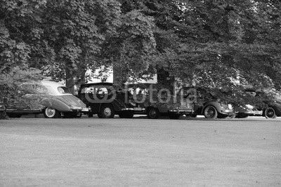 Oldtimer unter Bäumen im Park