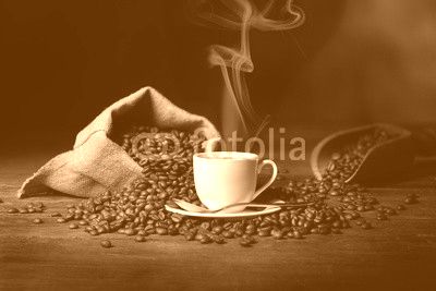 tazzina di caffè fumante