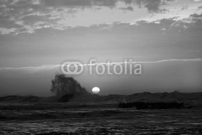 coucher de soleil sur la mer agitée