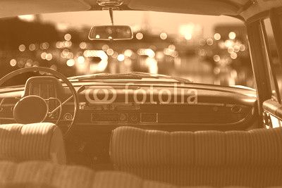 Innenraum eines alten Autos vor Bokeh-Hintergrund